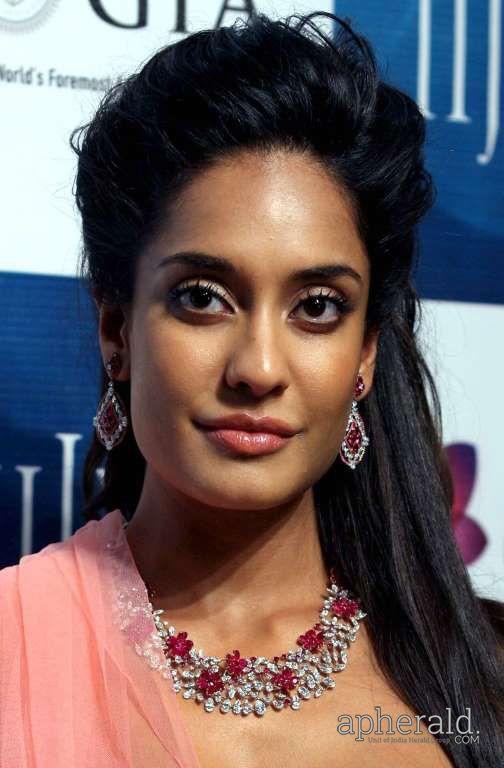 Star Lisa Haydon Sexy Images