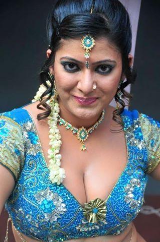 Taslima Sheik Hot Boobs Cleavages Pics