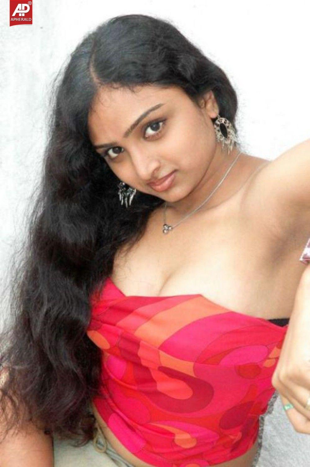 Telugu Actress Waheeda Romantic Pics