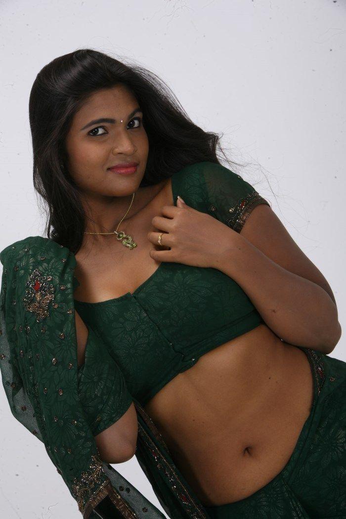 Twinkle Sexy Saree Pics