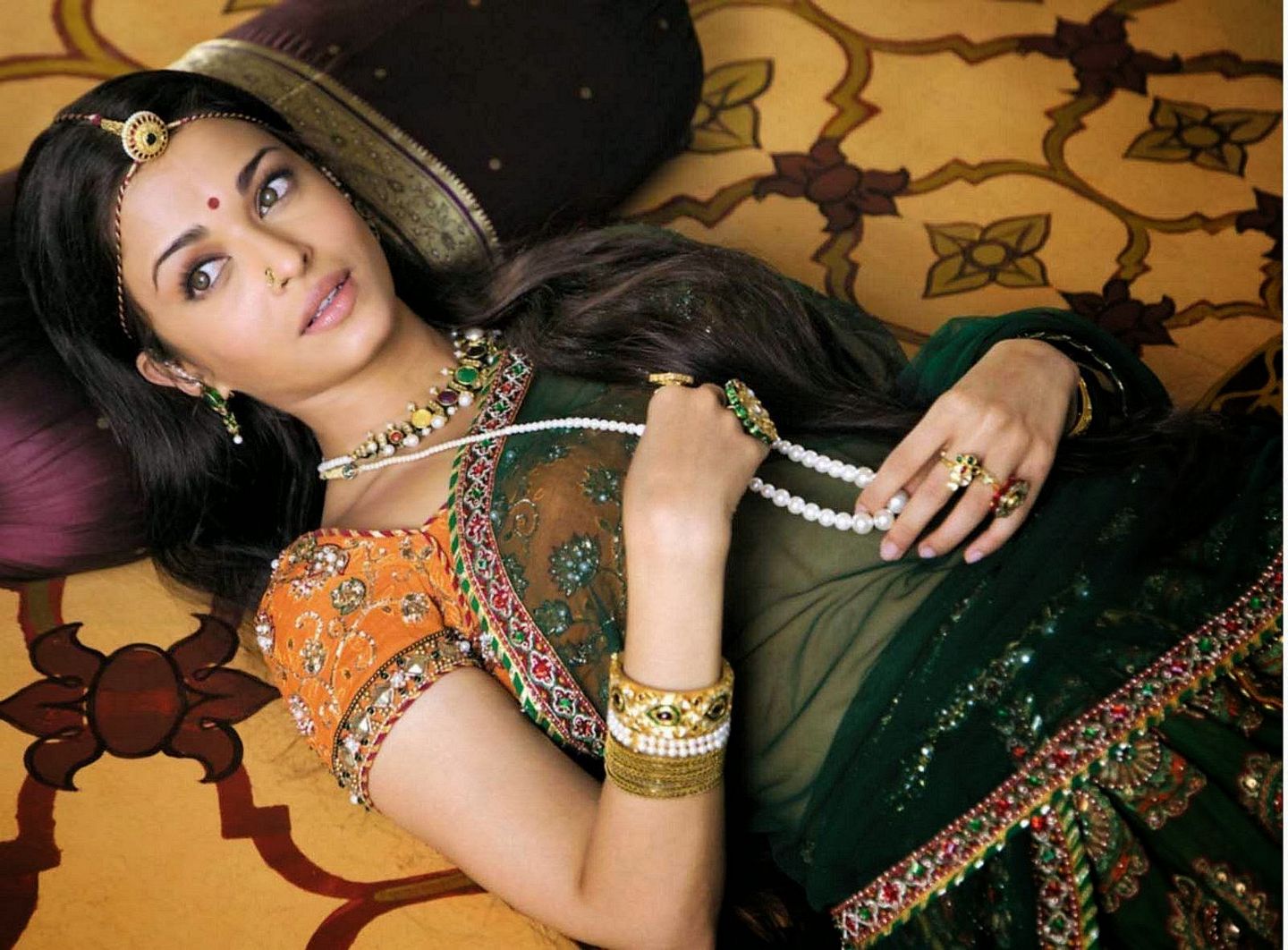 Universal Beauty Aishwarya Rai HD Wallpapers