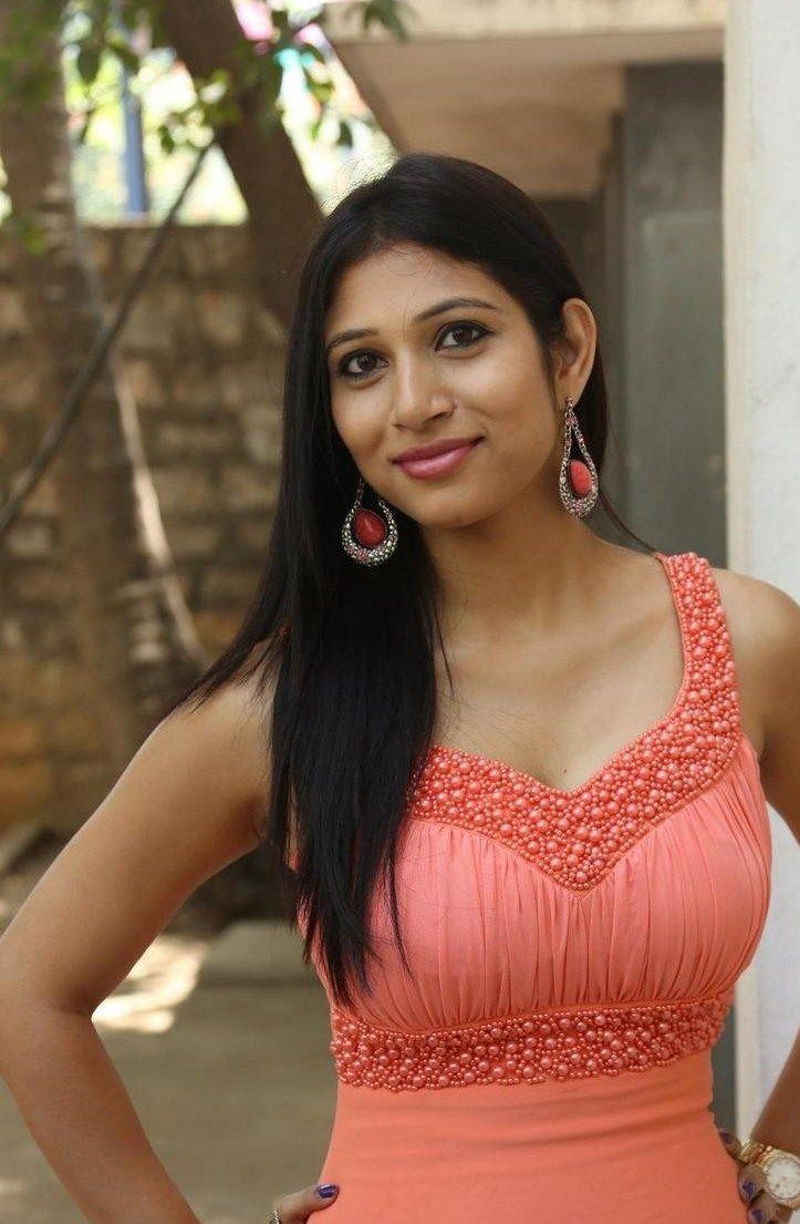 Vanditha Hot Clevage Photos