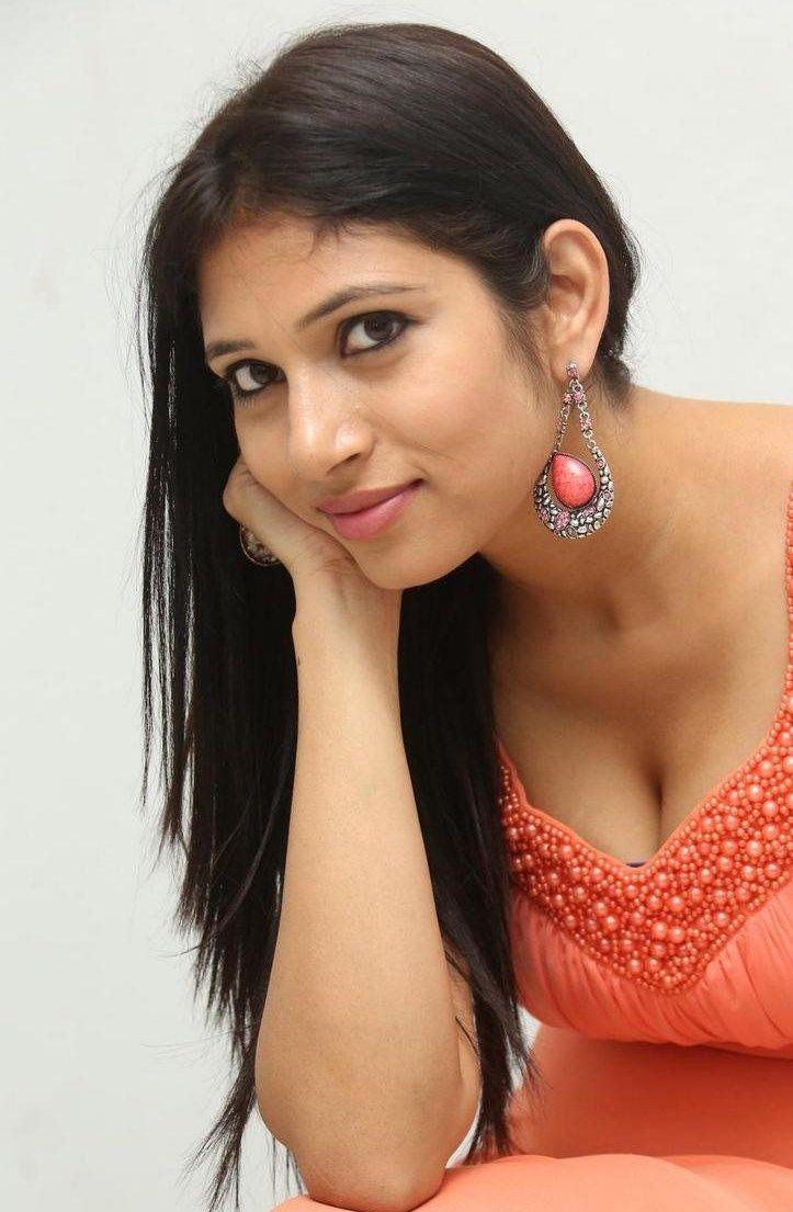 Vanditha Hot Clevage Photos