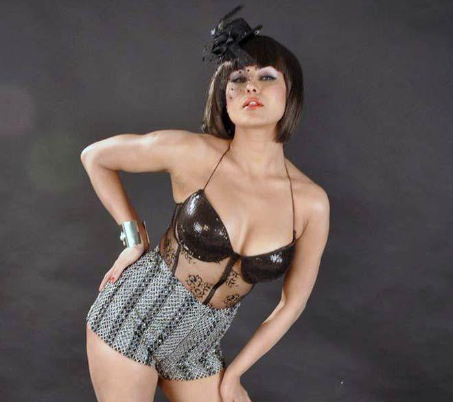 Veena Mallik Hot Nevel Stills