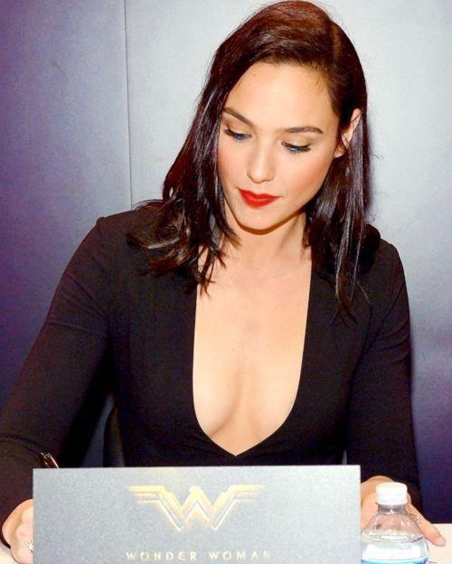 Wonder Woman Actress Gal Gadot Latest HOT Photo & Stills
