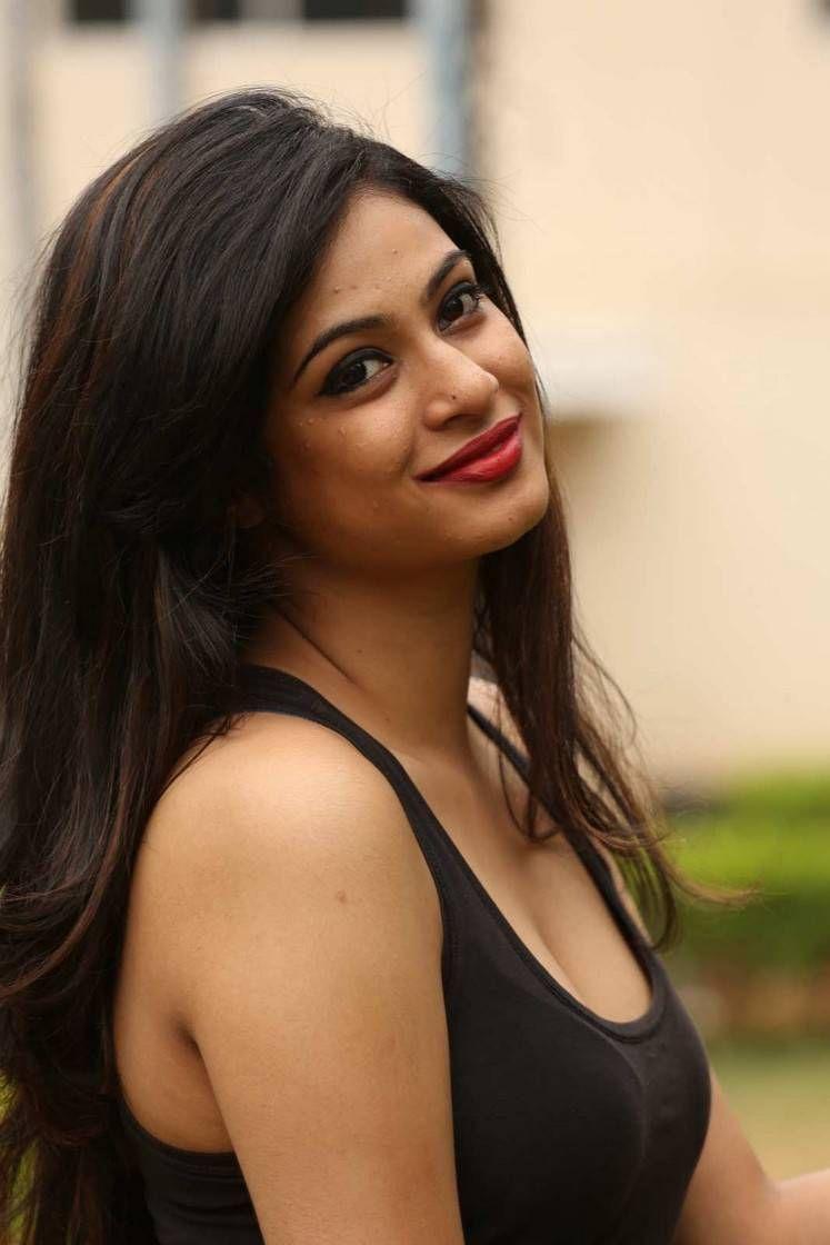 Zara Shah Hot Cleavage Photos