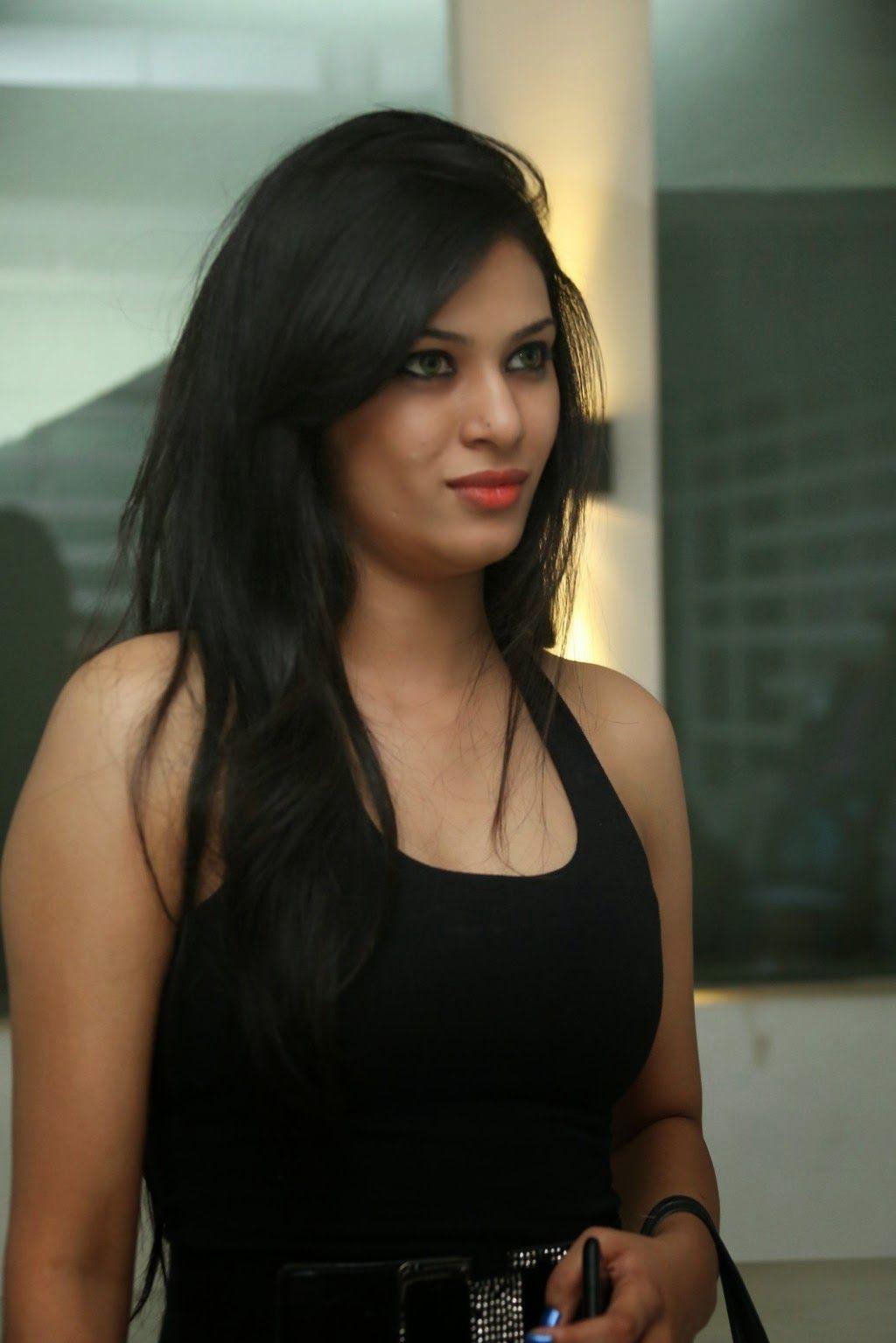 Zara Shah Hot Cleavage Photos