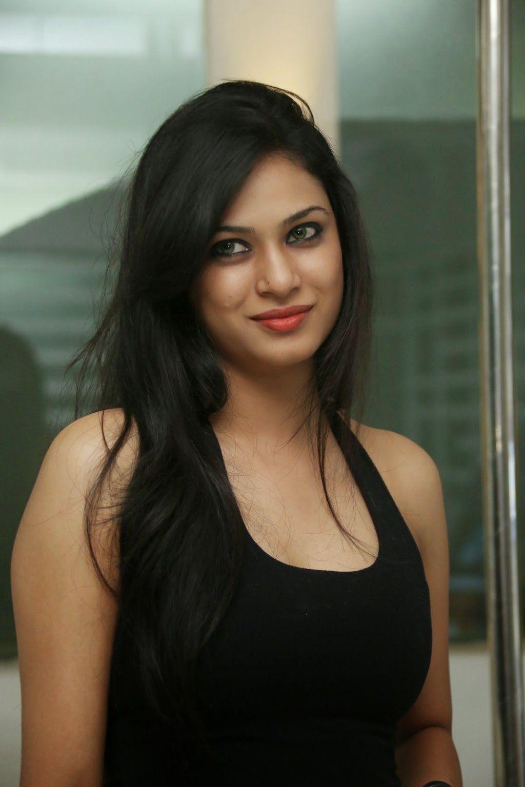 Zara Shah Hot Cleavage Photos