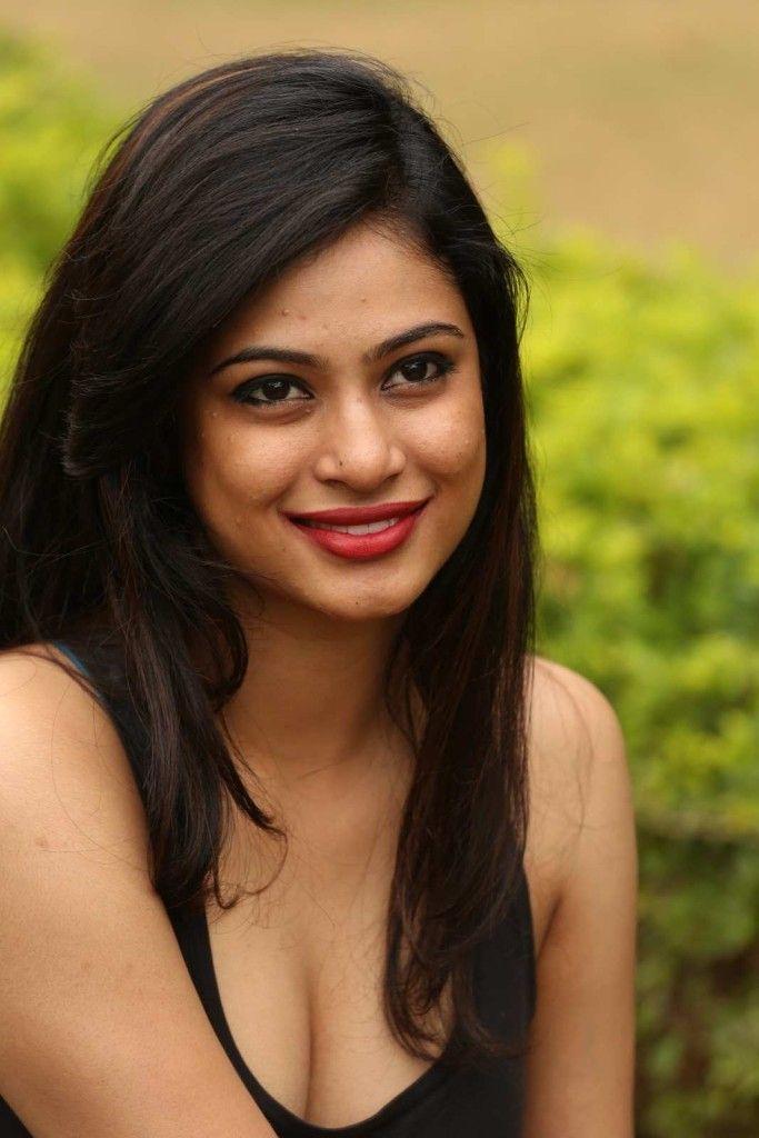 Zara Shah Hot Cleavage Photos