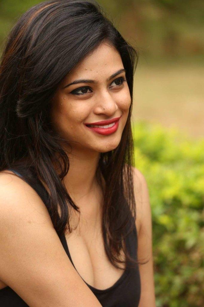 Zara Shah Hot Cleavage Photos