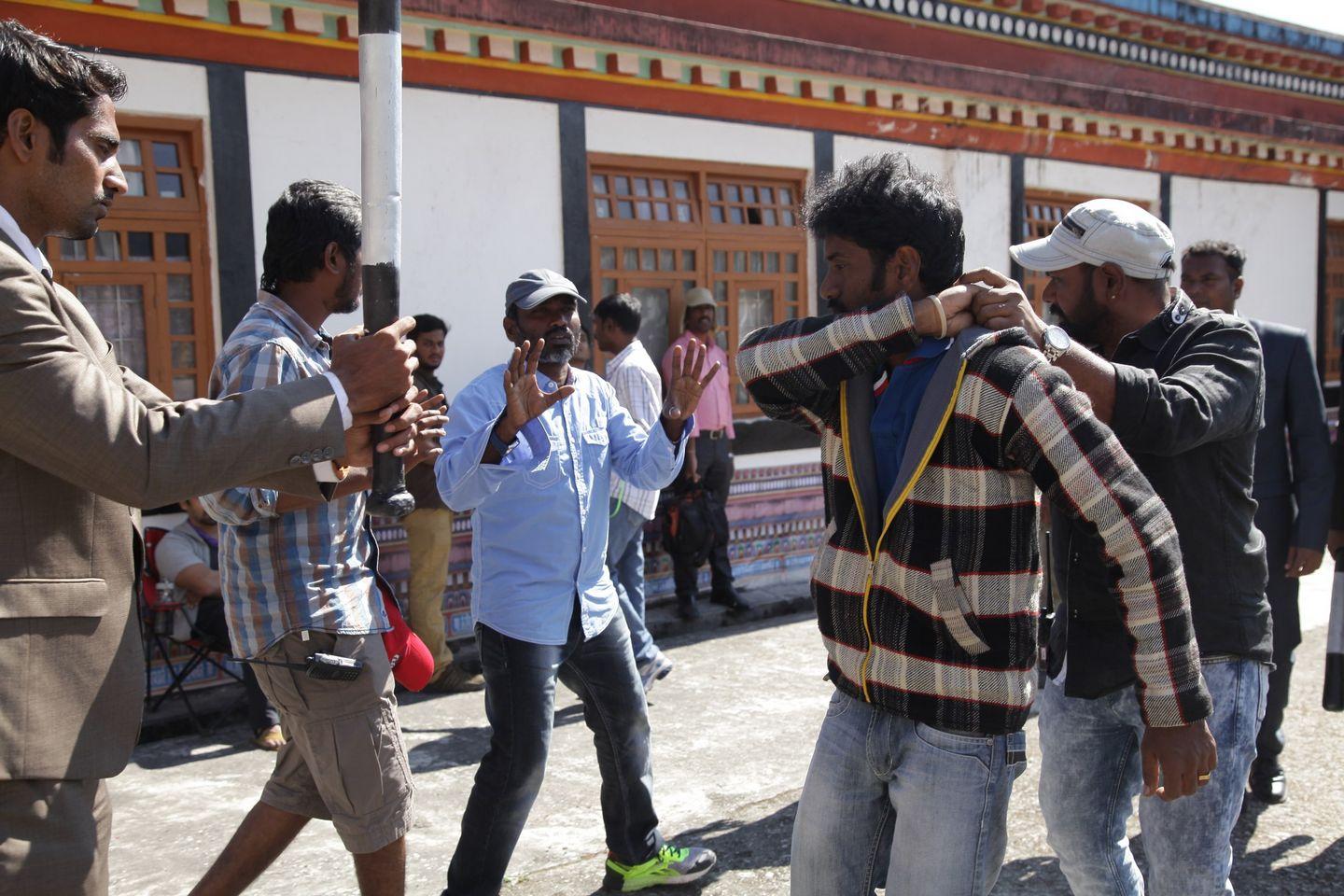 10 Endrathukulla Movie Working Stills