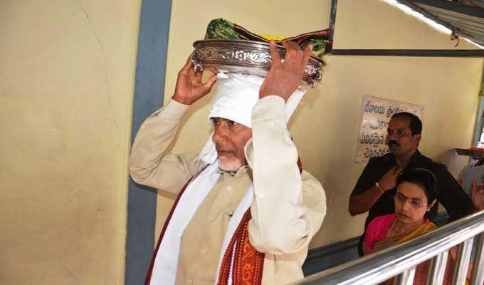 AP CM Chandrababu Naidu offers Pattu Vastralu to Goddess Durga