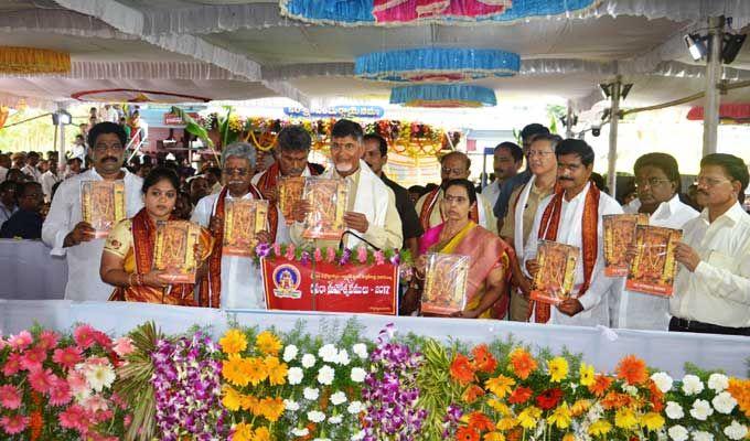 AP CM Chandrababu Naidu offers Pattu Vastralu to Goddess Durga