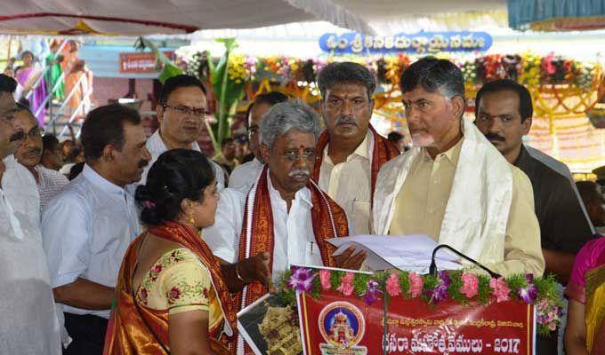 AP CM Chandrababu Naidu offers Pattu Vastralu to Goddess Durga