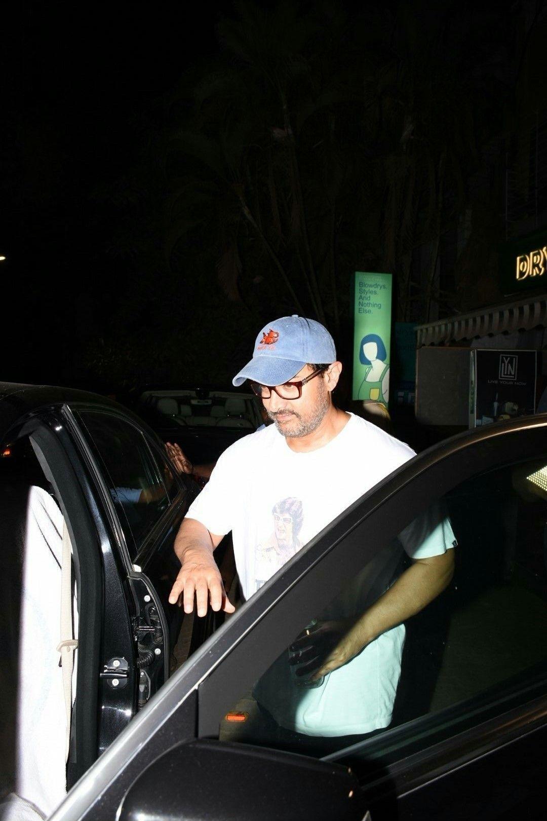 Aamir Khan spotted outside a Juice shop by night in Mumbai