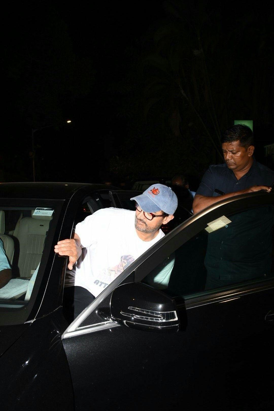 Aamir Khan spotted outside a Juice shop by night in Mumbai