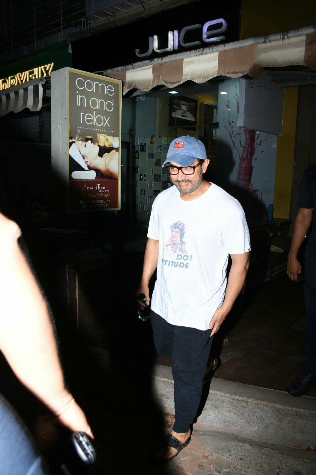 Aamir Khan spotted outside a Juice shop by night in Mumbai