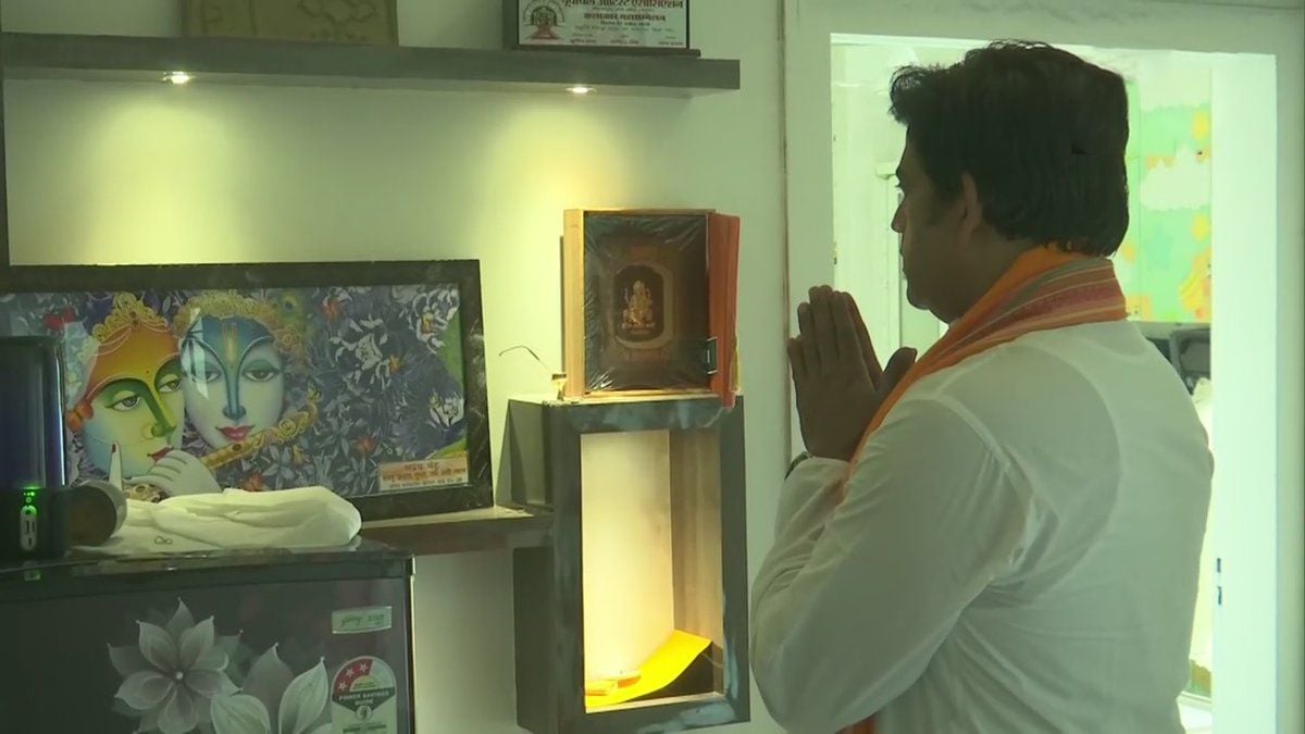 Actor Ravi Kishan offers prayers before counting begins