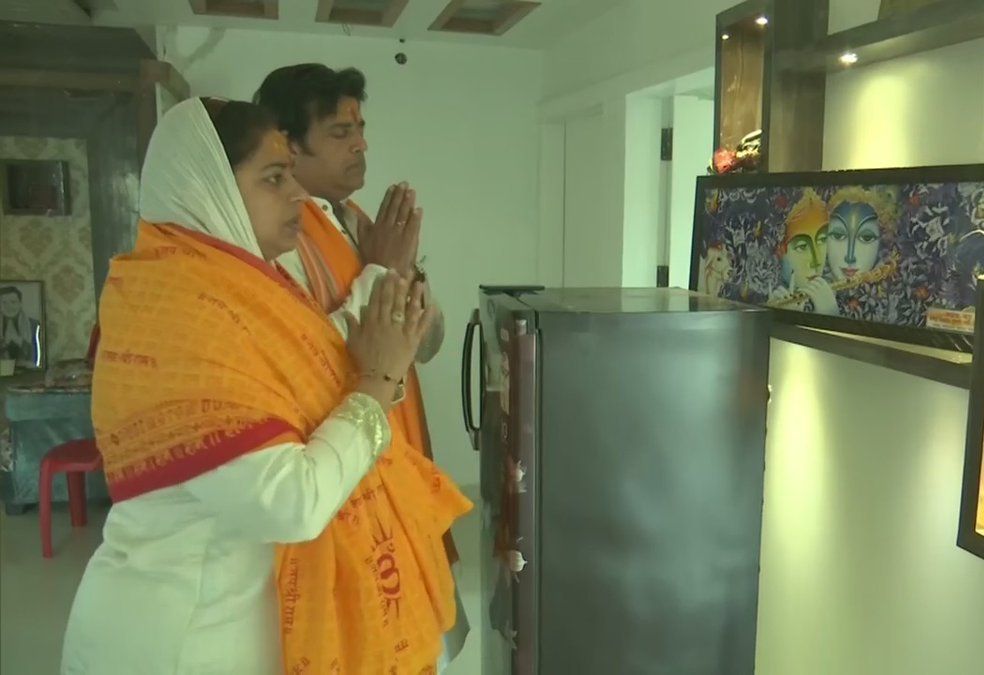 Actor Ravi Kishan offers prayers before counting begins