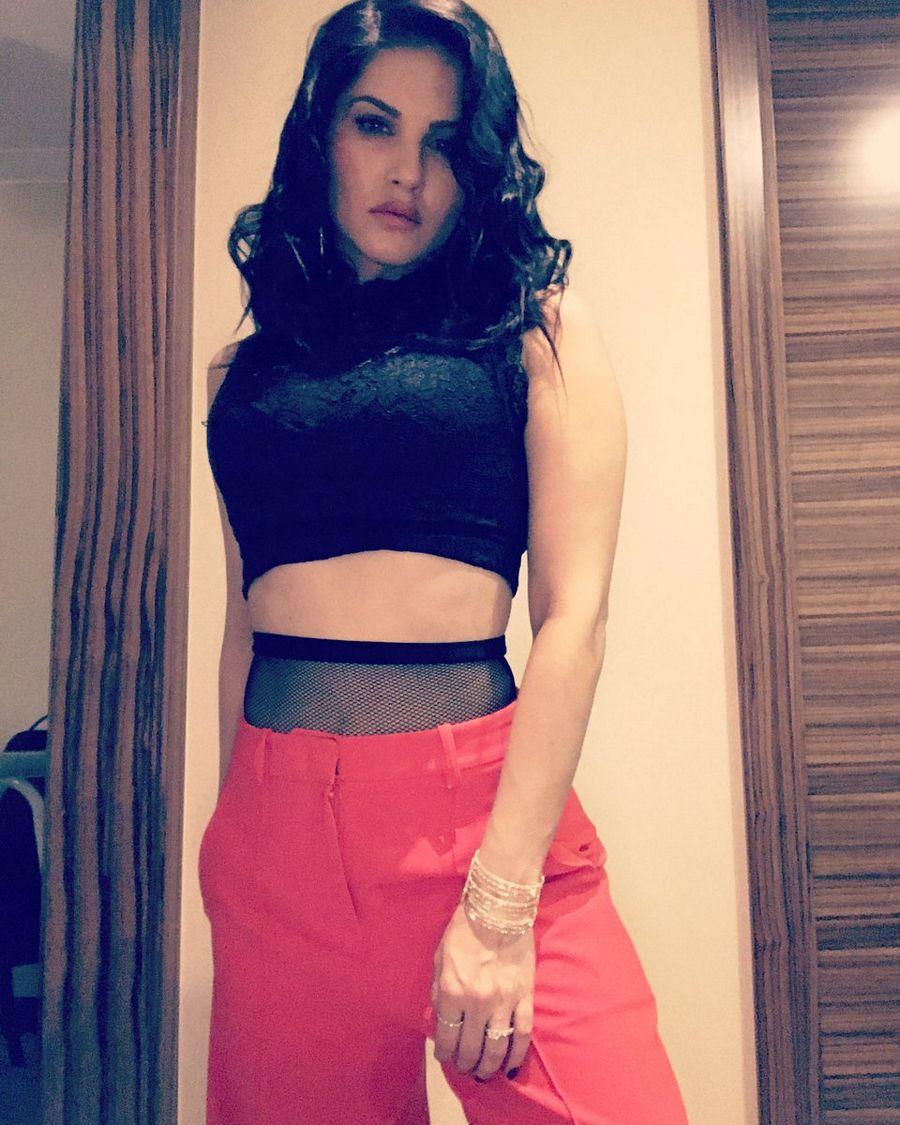 Actress Sunny Leone Latest 2017 UNSEEN Photos