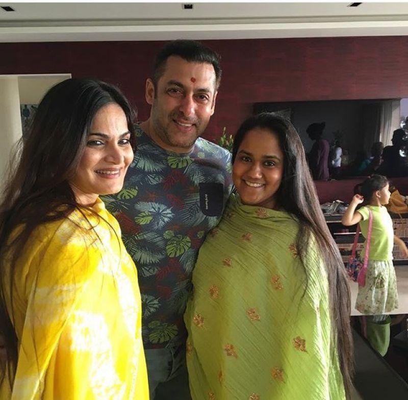 Adorable Photos that our Bollywood Stars Celebrate Raksha Bandhan