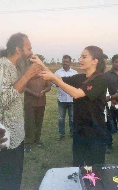 Amy Jackson Celebrates Her Birthday On Rajinikanth’s 2.0 Sets