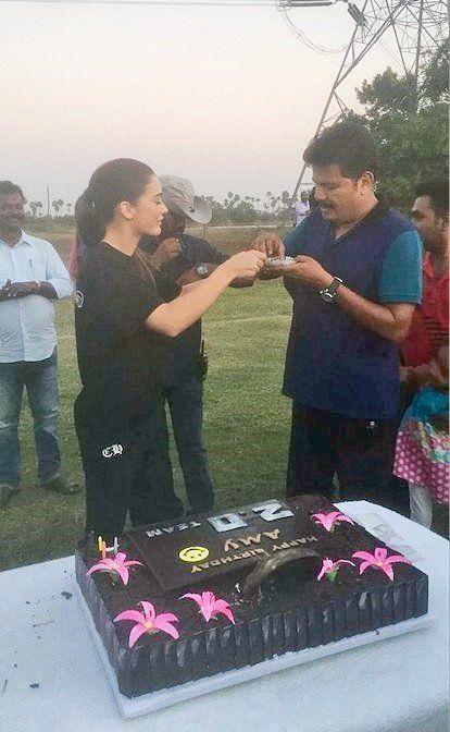 Amy Jackson Celebrates Her Birthday On Rajinikanth’s 2.0 Sets