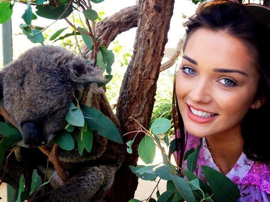 Amy Jackson Old & Unseen Pics Posing Topless