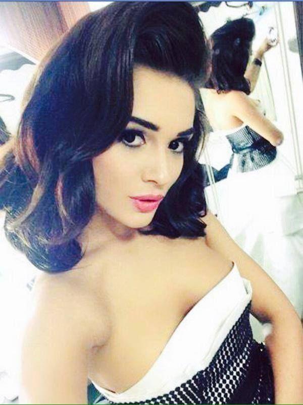 Amy Jackson Old & Unseen Pics Posing Topless