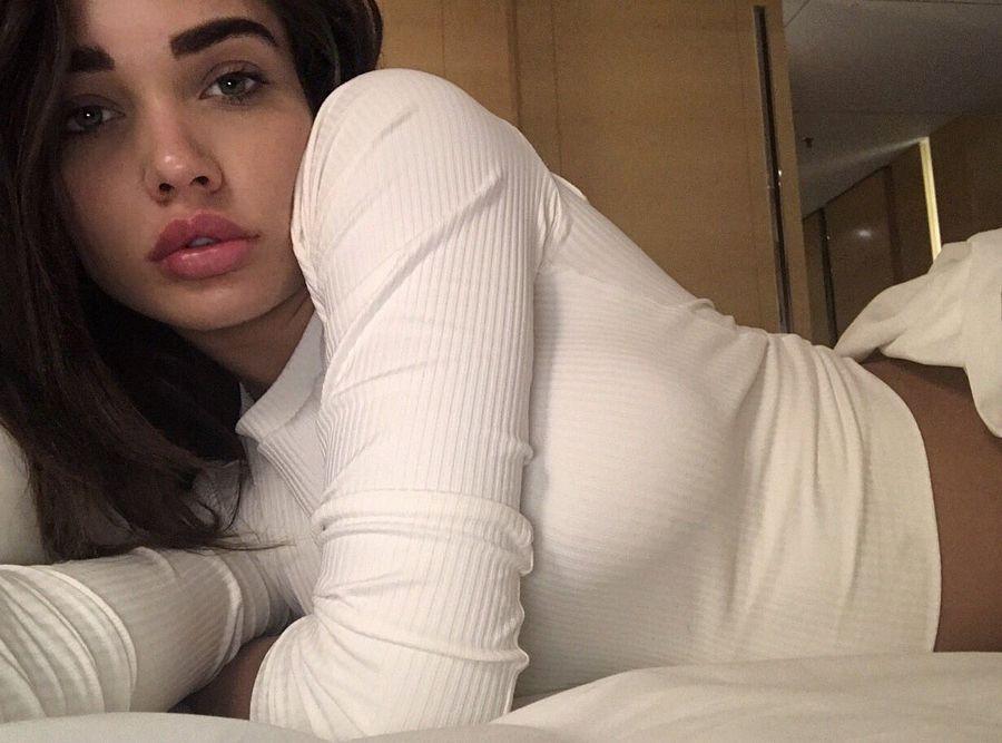 Amy Jackson UNKNOWN Private Moments Photos Goes Viral On Internet