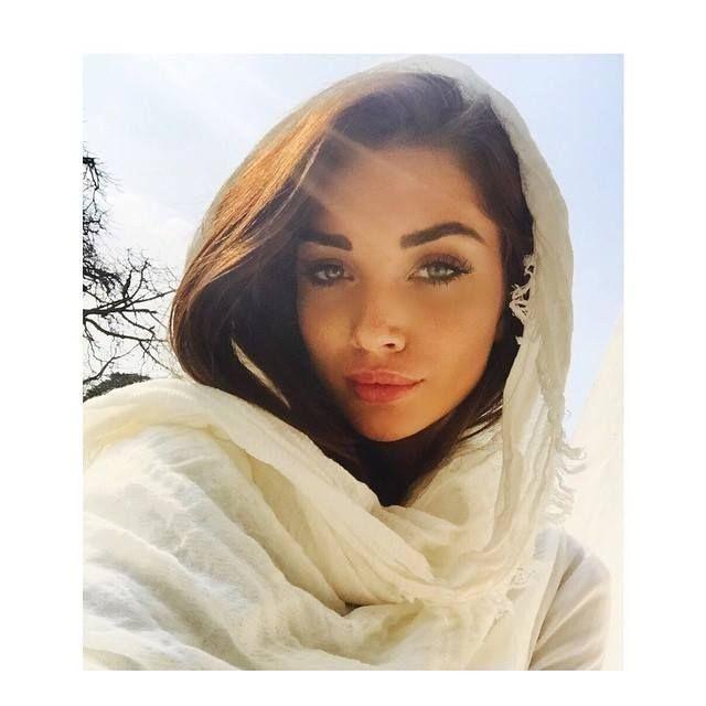 Amy Jackson UNKNOWN Private Moments Photos Goes Viral On Internet