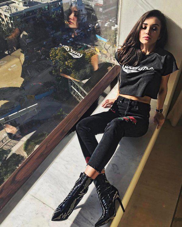 Amy Jackson UNKNOWN Private Moments Photos Goes Viral On Internet