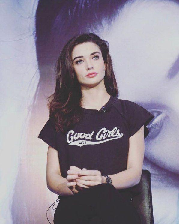 Amy Jackson UNKNOWN Private Moments Photos Goes Viral On Internet