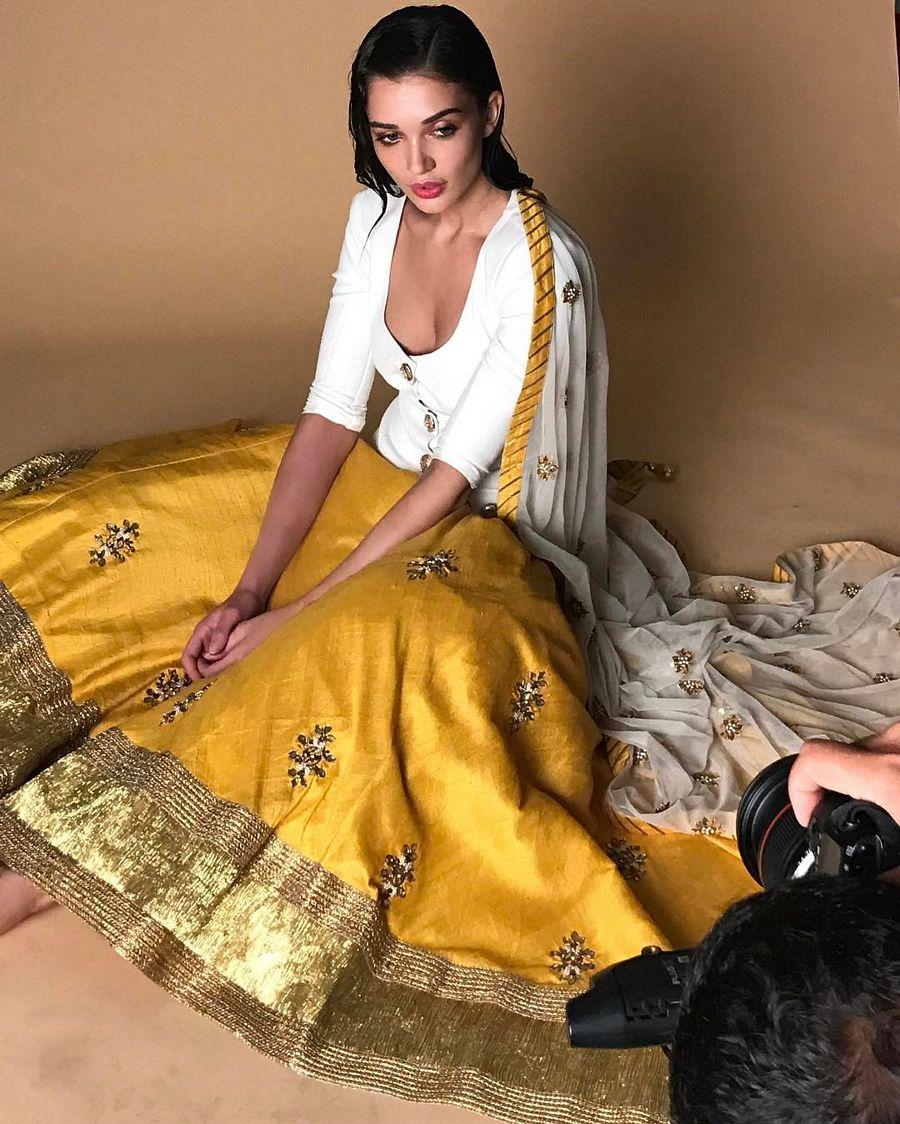 Amy Jackson UNKNOWN Private Moments Photos Goes Viral On Internet