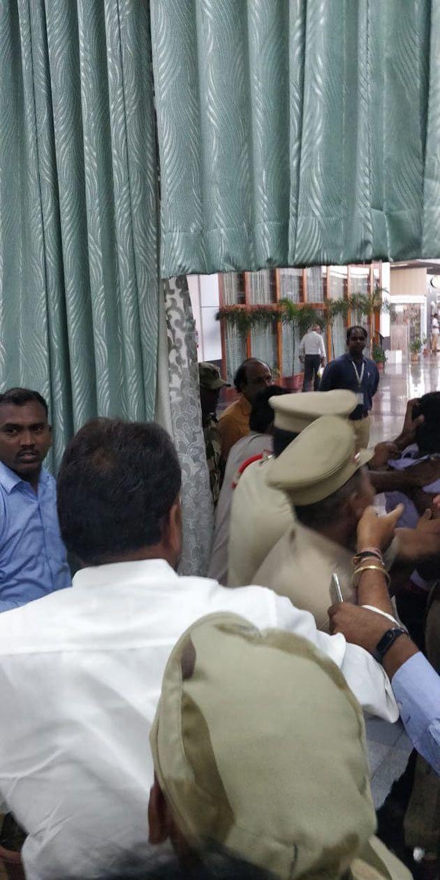 Attack on JAgan at Vizag Airport Pics