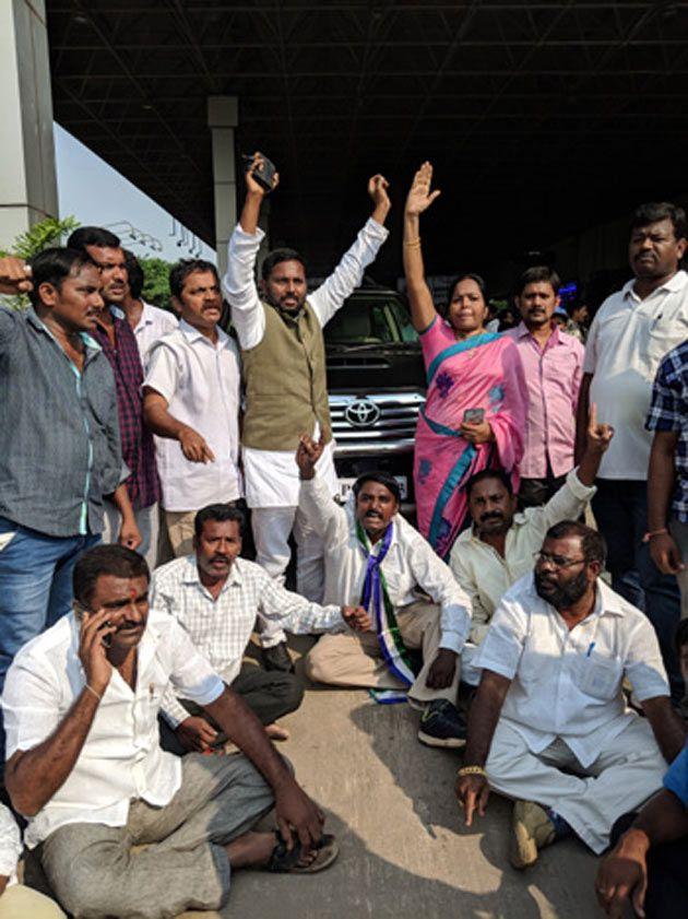 Attack on JAgan at Vizag Airport Pics