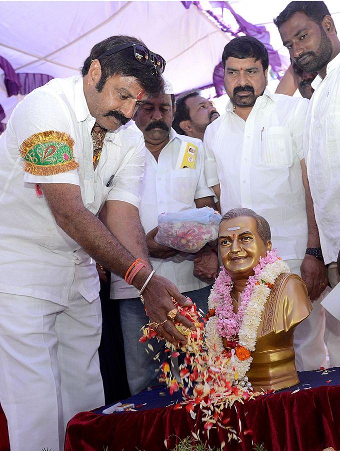 Balakrishna Perfoms Special Prayers At Sri Peta Venkataramana Swamy Temple