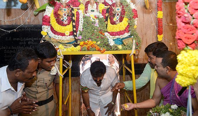 Balakrishna Perfoms Special Prayers At Sri Peta Venkataramana Swamy Temple