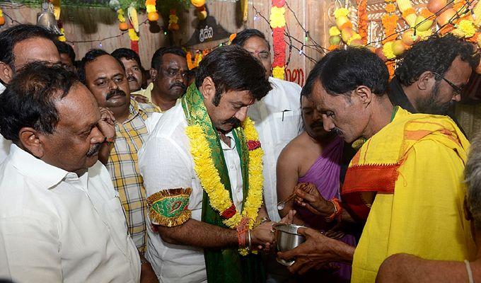 Balakrishna Perfoms Special Prayers At Sri Peta Venkataramana Swamy Temple