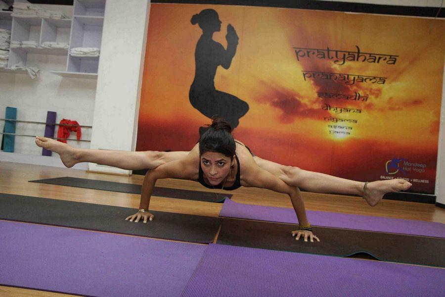 Bend it like them! Celebs while doing Yoga Unseen Pictures
