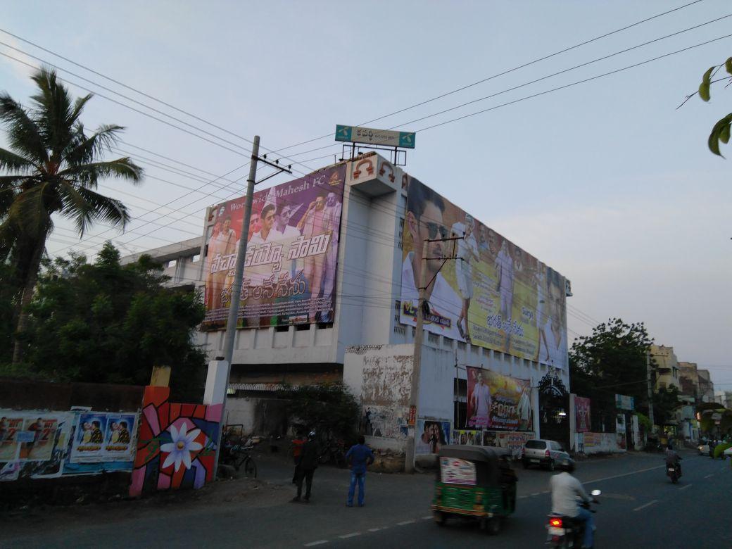 Bharath Ane Nenu Movie hungama at theaters Photos