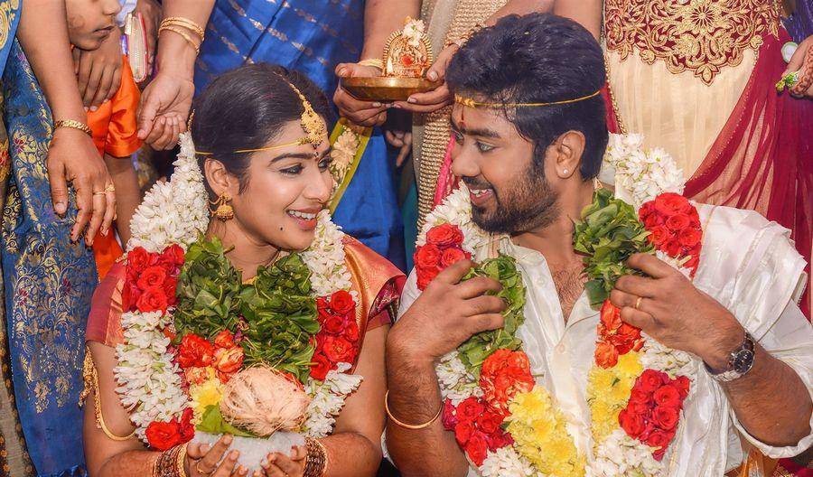 Bichagadu Actress Satna Titus-KR Films Karthik Marriage Photos