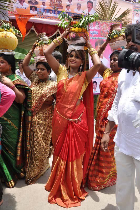 Bigg Boss Contestant Kathi Karthika Personal Photos
