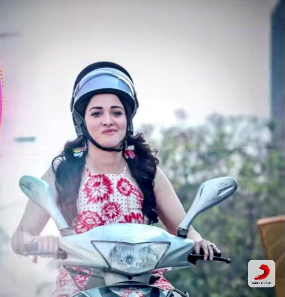 Brand New Posters & Working Stills of Naa Nuvve Movie