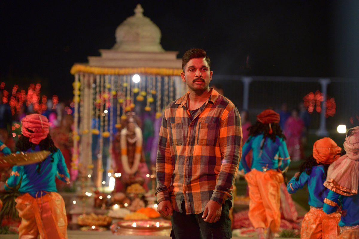 Brand New Stills & Posters of Naa Peru Surya Naa Illu India