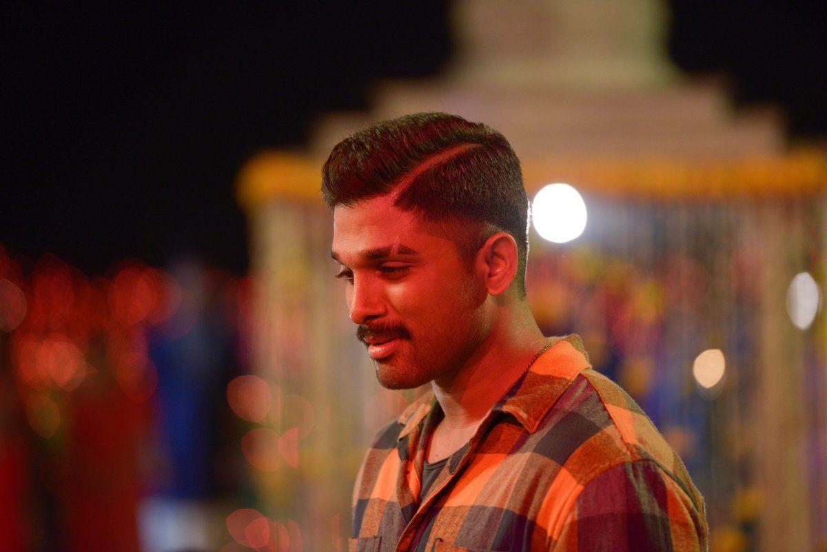 Brand New Stills & Posters of Naa Peru Surya Naa Illu India