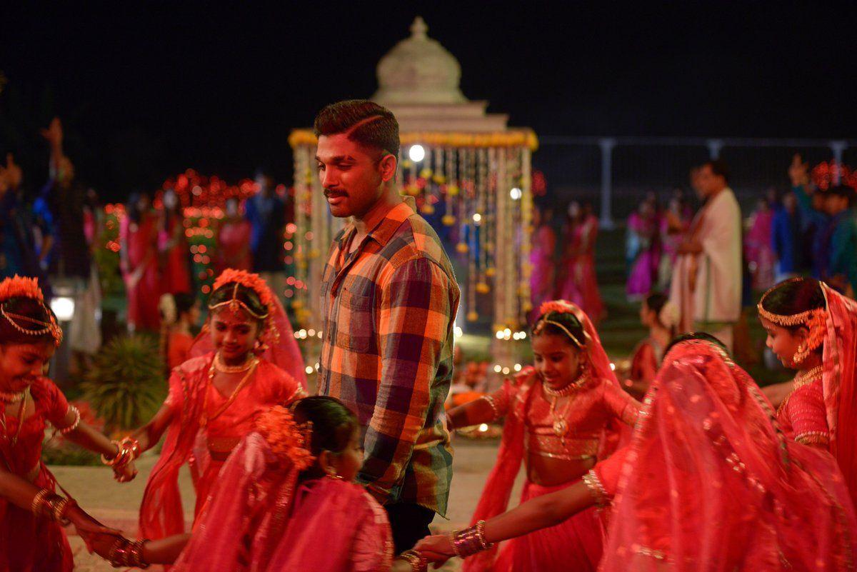 Brand New Stills & Posters of Naa Peru Surya Naa Illu India
