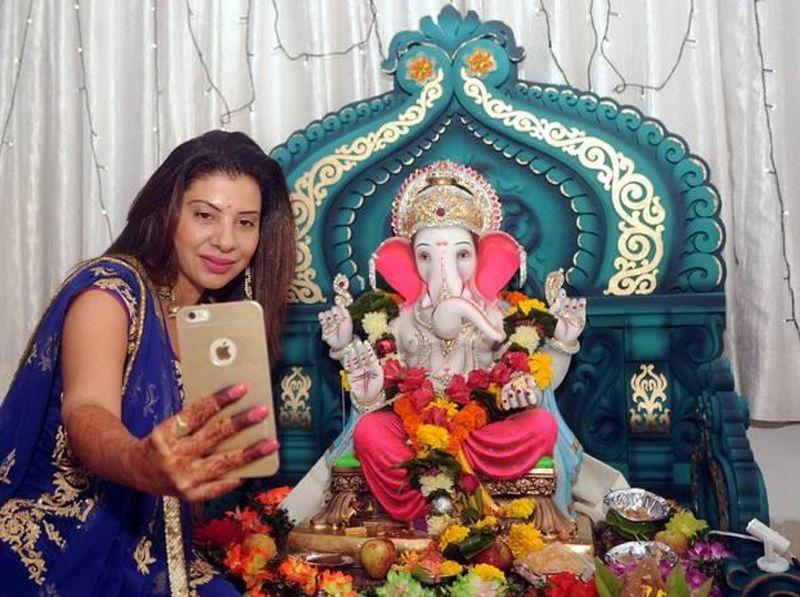 Celebrities Celebrate Ganesh Chaturthi 2016 Photos
