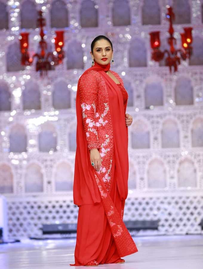 Celebs Beautiful Rampwalk Photos At Teach For Change Event