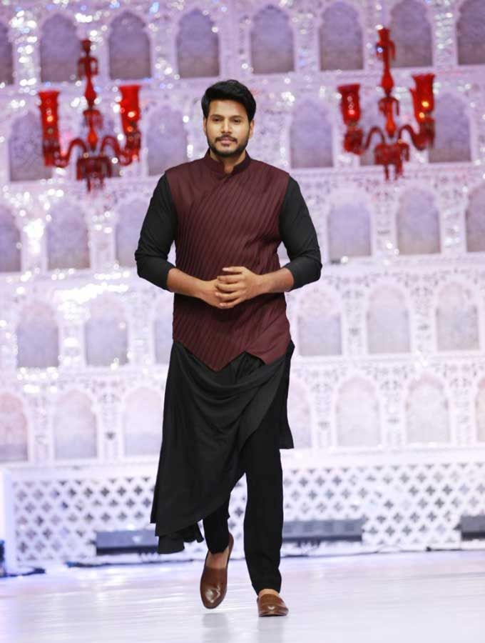 Celebs Beautiful Rampwalk Photos At Teach For Change Event